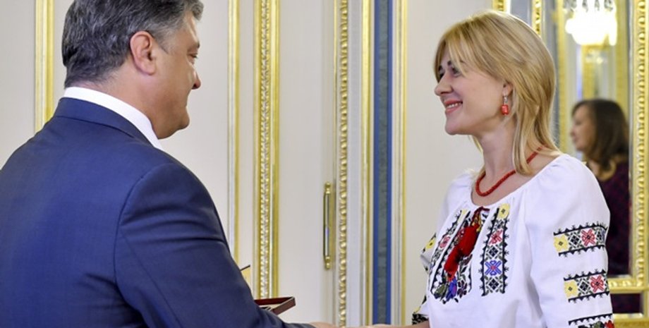 С высоким званием Виолетту поздравлял лично Петр Порошенко / Фото: пресс-служба президента