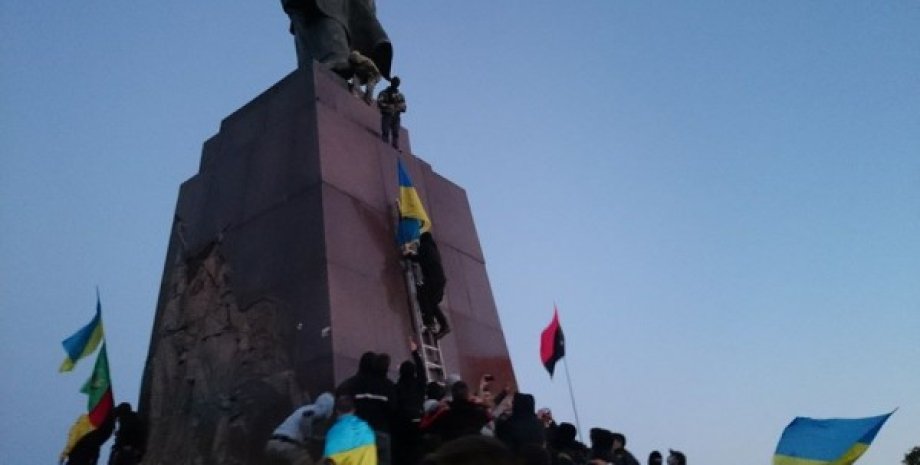 Процесс сноса памятника Ленину в Харькове / Фото: twitter.com/euromaidan