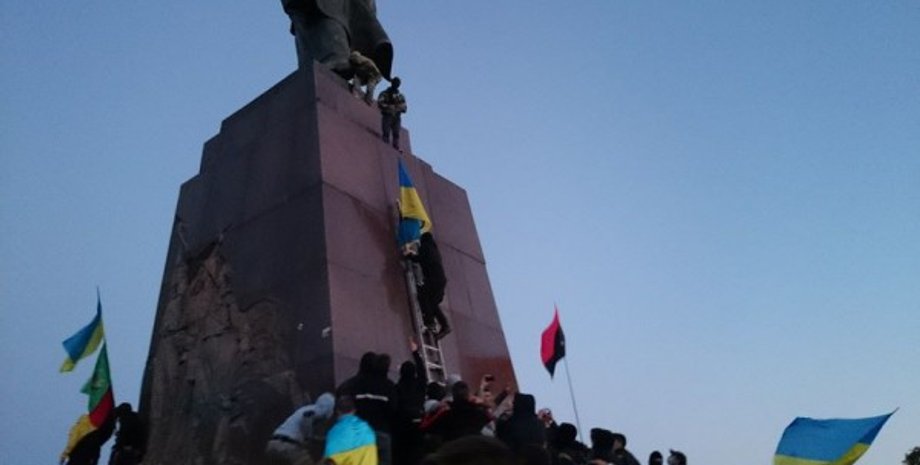 Процесс сноса памятника Ленину в Харькове / Фото: twitter.com/euromaidan