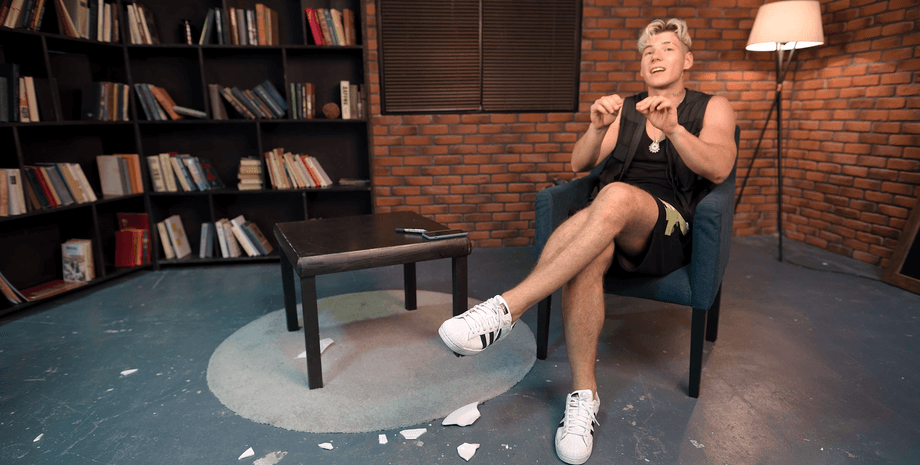 Александр Волошин, волошин, блогер, скандал, телефон, девочка, подарил телефон, айфон, подарил айфон, ложь, @voloshyn_97