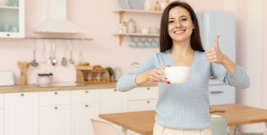 Девушка на кухне с чашкой чая
