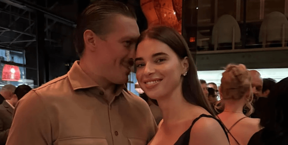 Олександр Усик на червоній доріжці