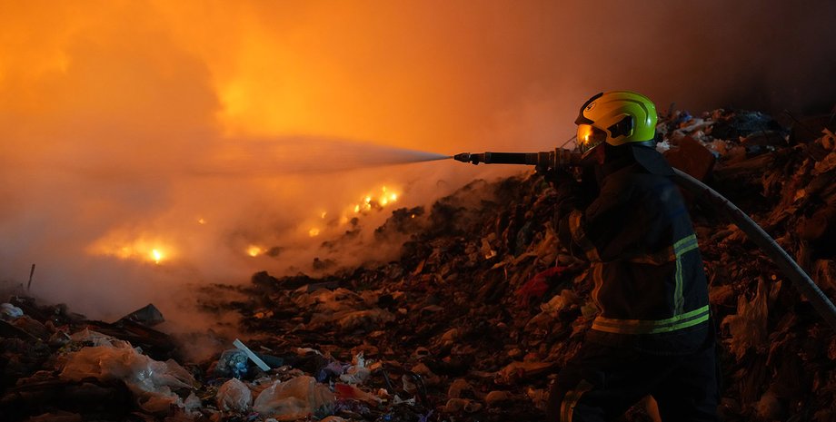 Мусорная свалка горит в Закарпатской области