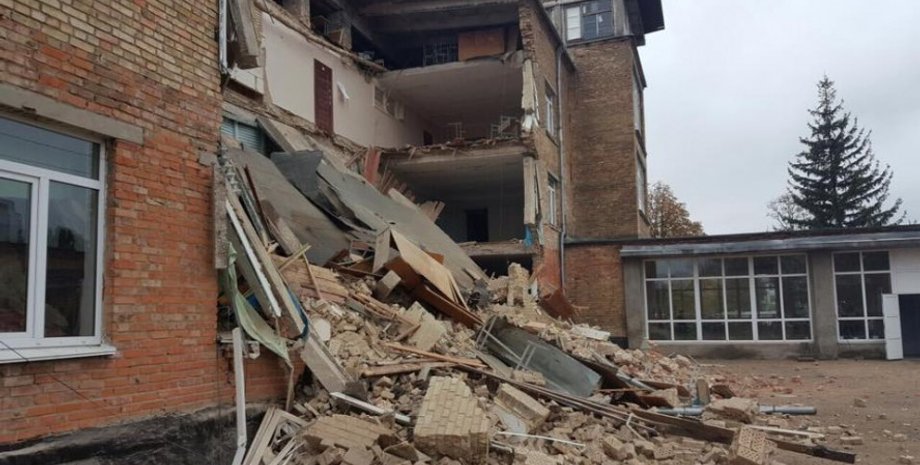 Разрушенная школа в Василькове / Фото: facebook.com/igor.mosijcuk