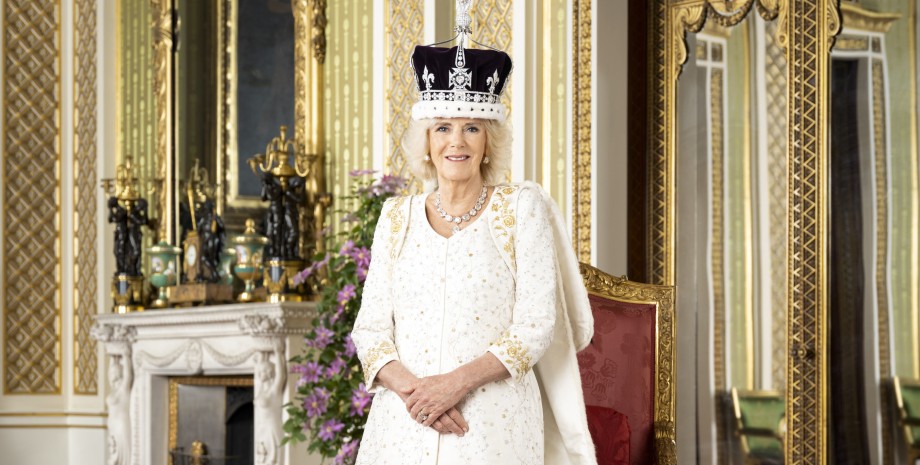 Королева Камилла, коронационное платье, дизайнер
