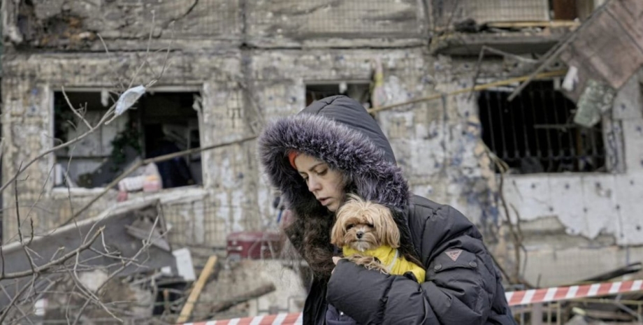 Женщина с собачкой перед разрушенным домом Киев , беженцы