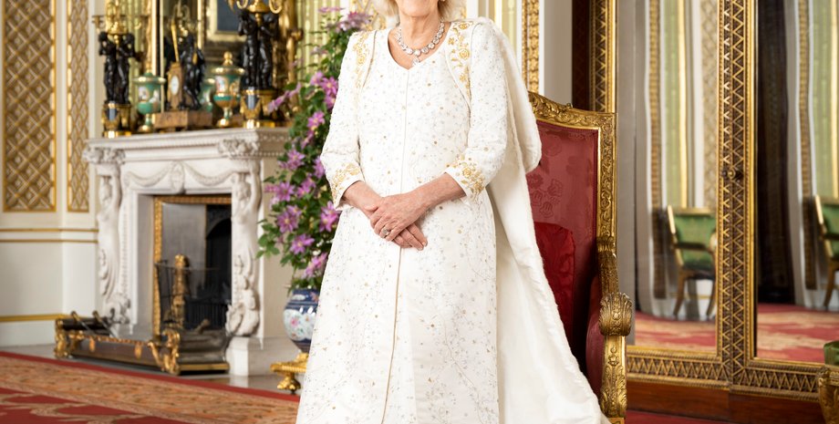 Королева Камилла, коронационное платье, дизайнер