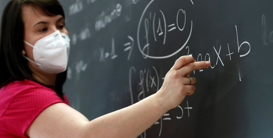 Работники средних школ получат ежемесячную доплату в 1 300 гривен