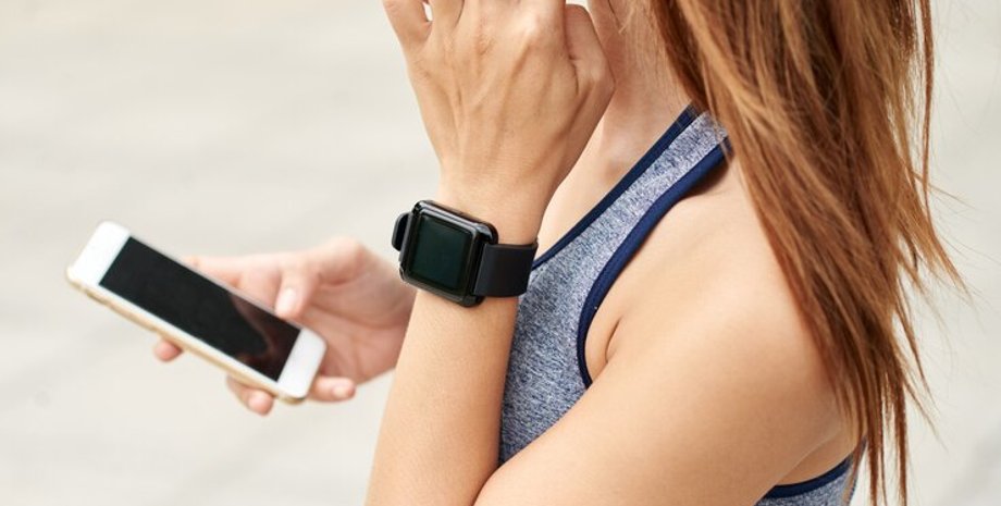 Женщина, смарт-часы, телефон, фото