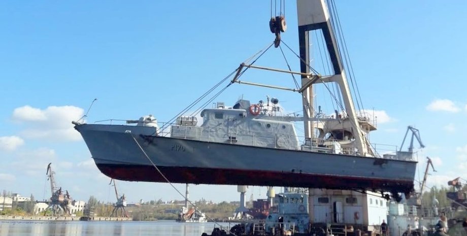 патрульний катер на ремонті