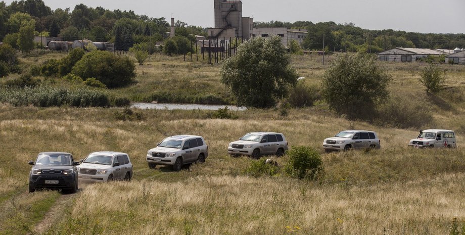 Машины ОБСЕ и Красного Креста в Донбассе / Фото: Getty Images