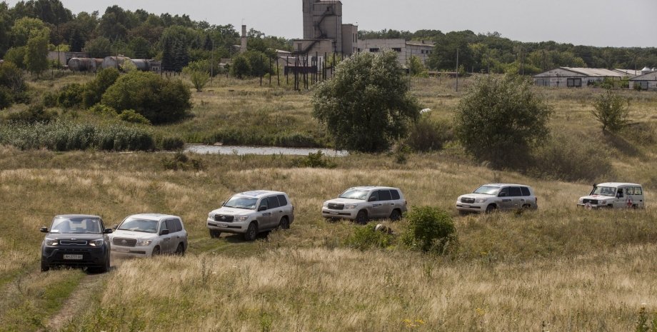 Машины ОБСЕ и Красного Креста в Донбассе / Фото: Getty Images