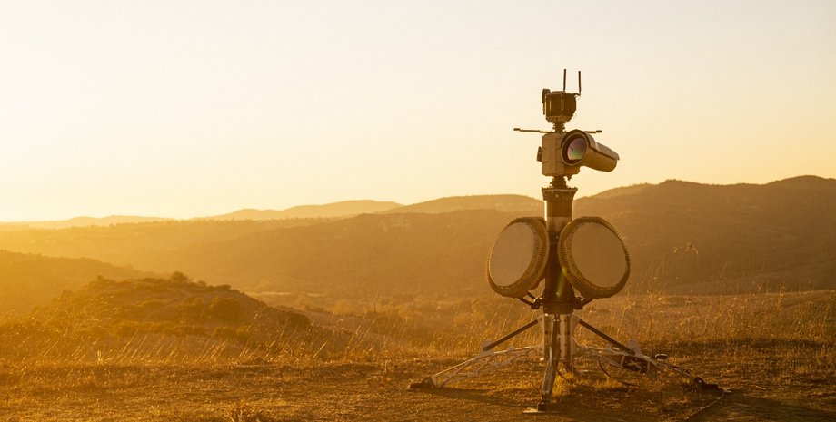 военный прибор в холмистой местности