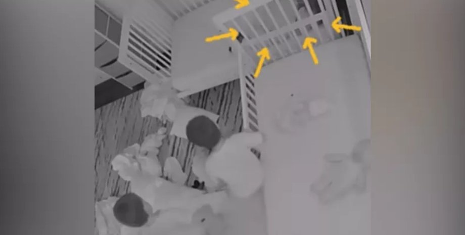 Кадры с камеры наблюдения показали, что дети не спят, а устроили игровую площадку прямо в спальне