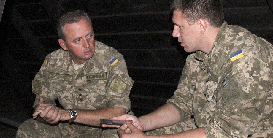 Слева - начальник Генштаба Виктор Муженко, справа - Serg Marco