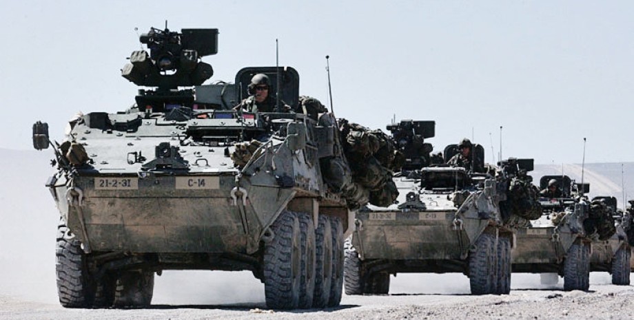 Колона БТР M1126 «Страйкер» Колона БТР M1126 «Страйкер»