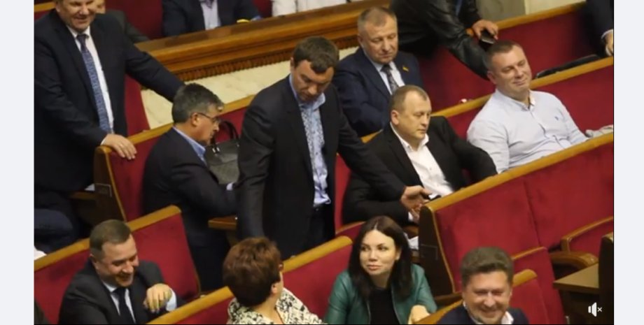 Депутат, андрей Иванчук, голосует