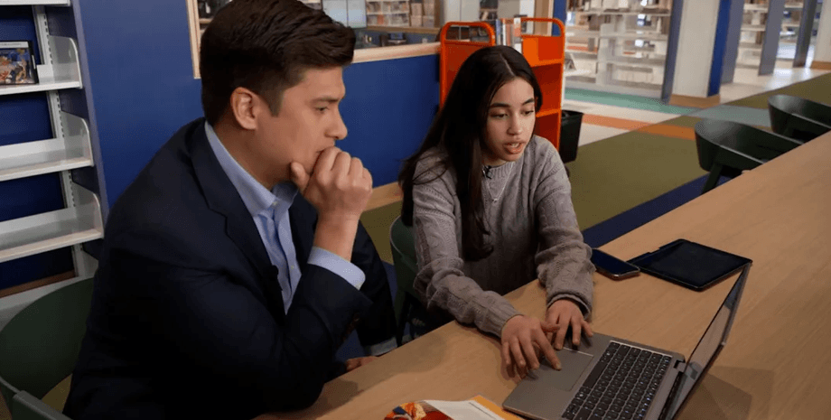 Дівчина подала до суду на школу, дівчина не вміє писати, дівчина не вміє читати, випускниця подала до суду, диплом з відзнакою