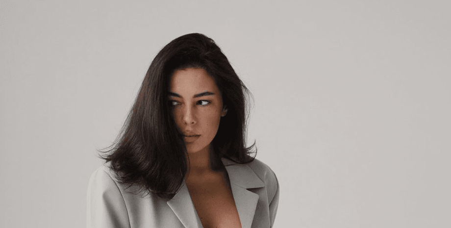 Ксюша Манекен, скандал с наградами блогеров, блогеров наградили в офисе президента, разведка наградила эскортницу