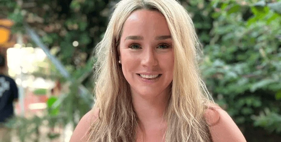 Жінка продала будинок заради пластики, пластика грудей, занадто великі груди, великі груди викликали біль, зменшення грудей