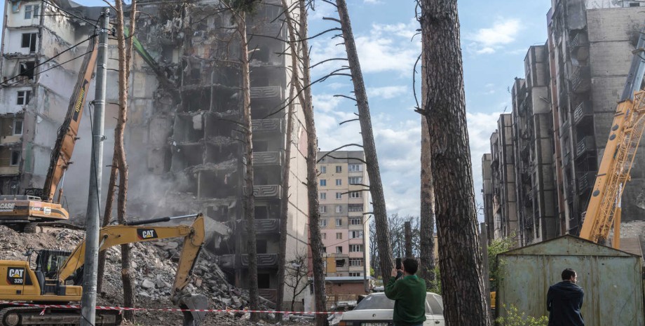 Наслідки обстрілів, зруйнований будинок в Україні