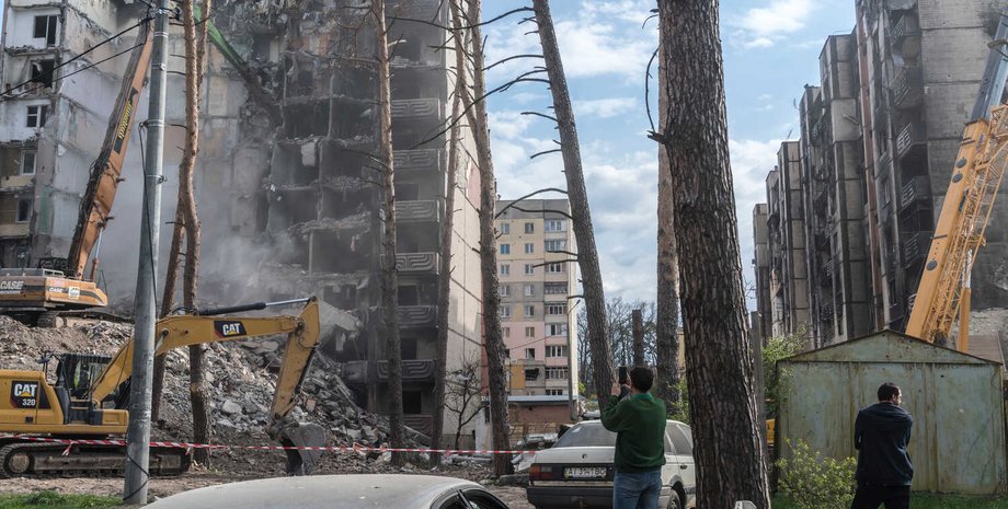 Последствия обстрелов, разрушенный дом в Украине