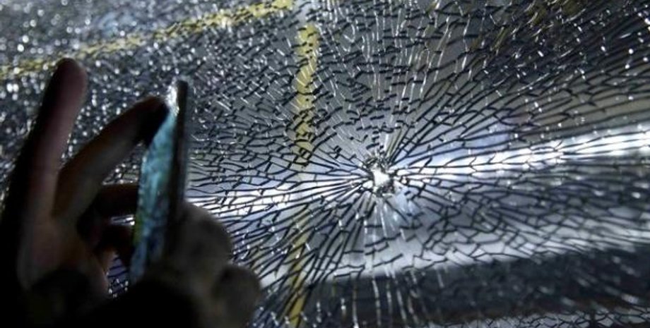 Разбитое окно автобуса в Рио / Фото: twitter.com/ReutersWorld