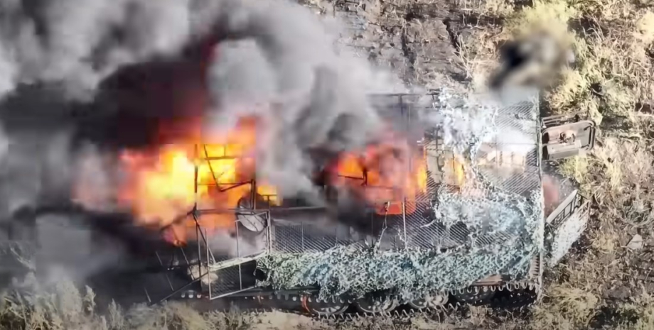 Durante un combattimento decisivo per la roccaforte, il nemico ha usato due carr...