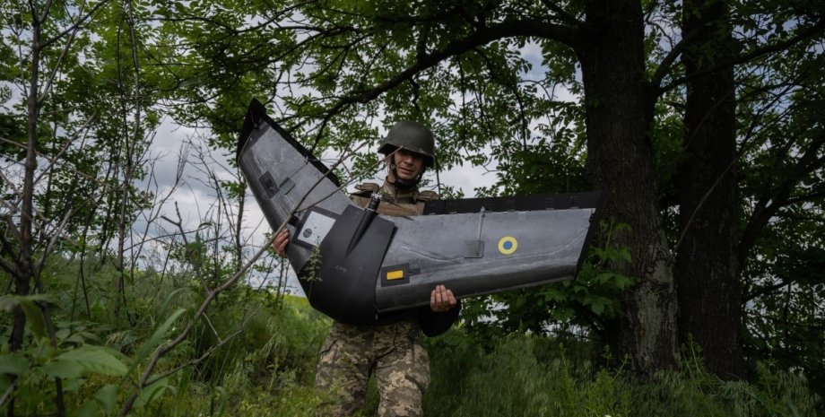 Солдат ЗСУ тримає дрон, фото