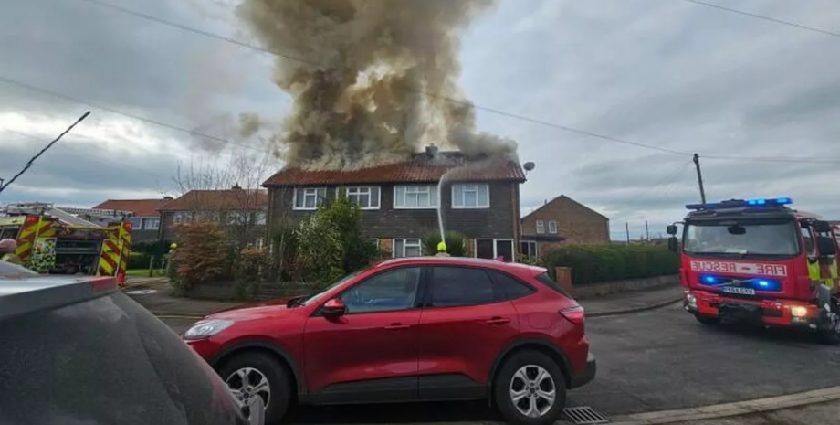 Девочка спасла семью из пожара Девочка спасла семью из пожара, пожар, загорелся дом, огонь на крыше, девочка играла во дворе, спасла семью, разбудила маму