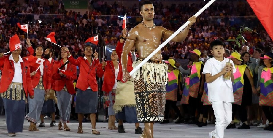 Знаменосец королевства Тонга на Олимпийских играх/Фото: Time