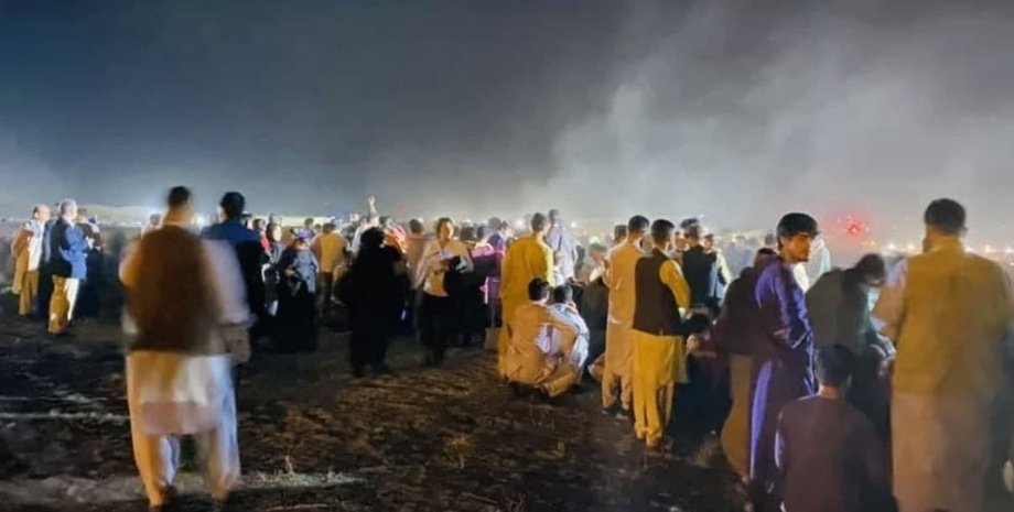 Хаос в аеропорту Кабула, тисячі людей не можуть покинути Афганістан
