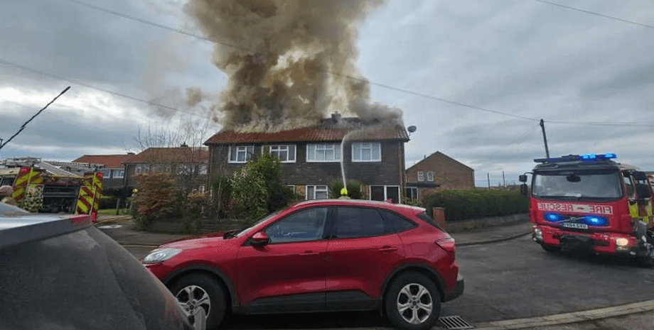 Дівчинка врятувала сім'ю з пожежі, пожежа, загорівся будинок, вогонь на даху, дівчинка гралася у дворі, врятувала сім'ю, розбудила маму