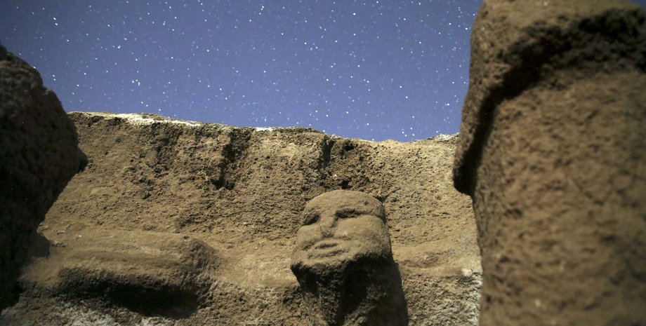 голова, будівля, стовпи в формі фалоса, фото