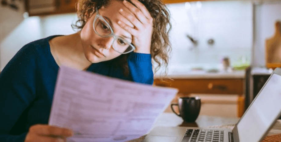 Женщина в очках читает документ