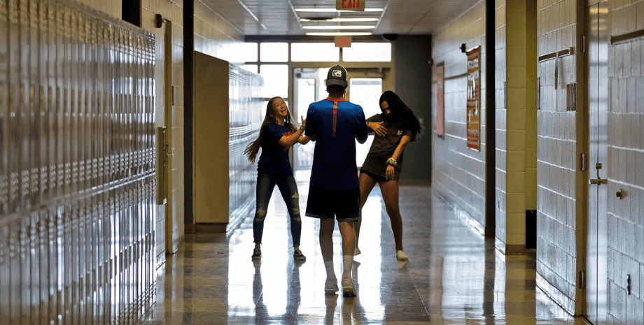 Діти танцюють, танець, TikTok, у школі, школа, звільнили вчительку, TikTok заборонений, суд, вчителька подала позов, писала учениці