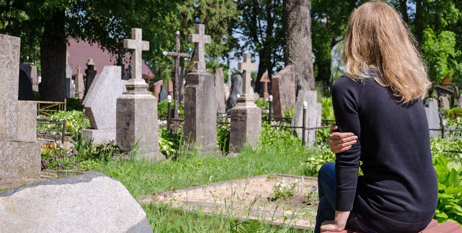 Школьницы фотографировались полуголыми на кладбище, кладбище, Кременчуг, Полтавская область, полуголые, семиклассницы