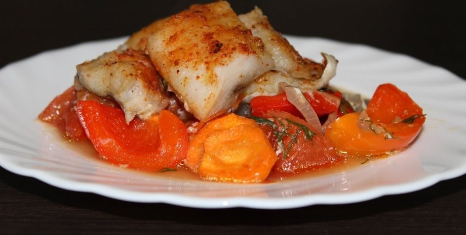 Запеченная рыба хек с овощами и сметаной в духовке