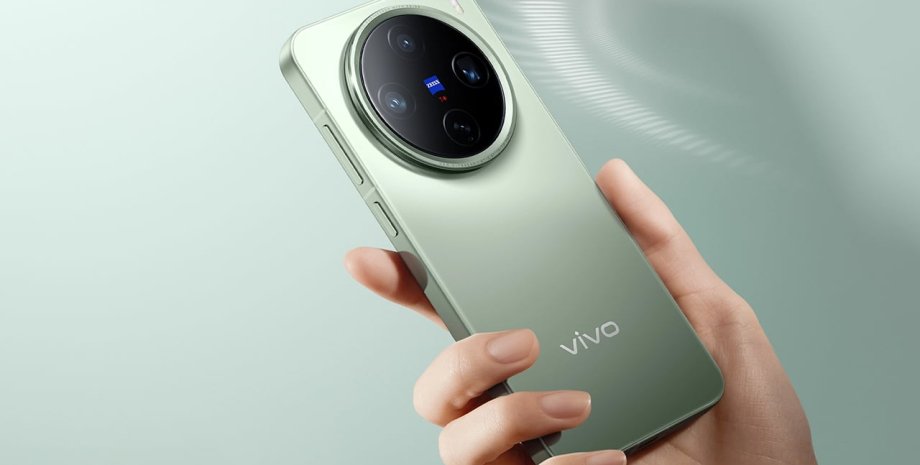 Смартфон Vivo X200 Pro Mini в руке