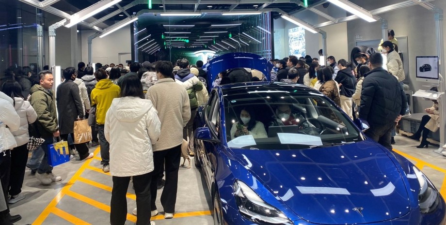 протест автосалон Тесла у Китаї, Тесла у Китаї, автосалон Тесла у Китаї, знижки на Tesla
