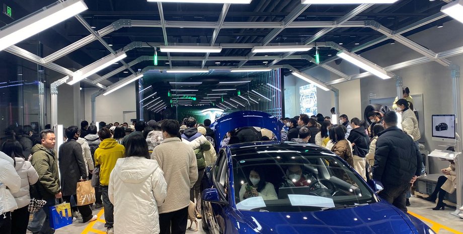 протест автосалон Тесла в Китае, Тесла в Китае, автосалон Тесла в Китае, скидки на Tesla
