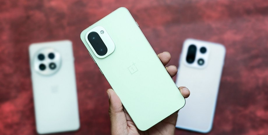 Cмартфон OnePlus 15R на фоне OnePlus 15 и OnePlus 13