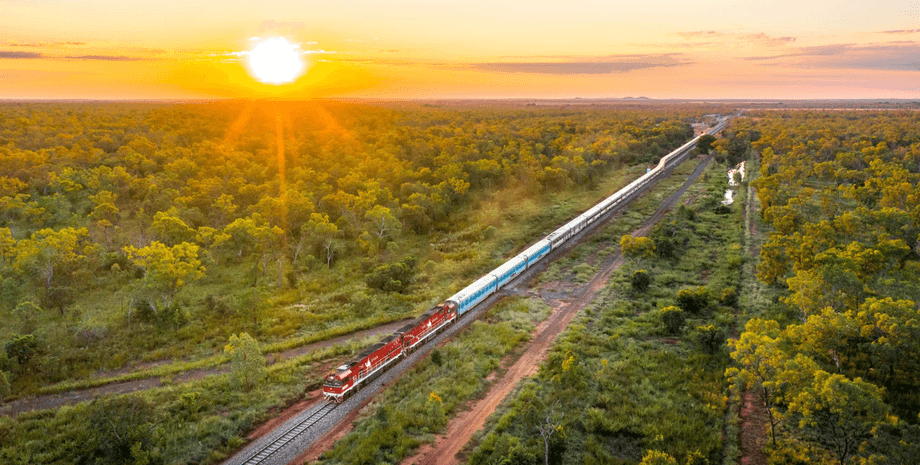 Потяг Ган рухається красивими краєвидами Австралії Потяг Ган проходить красивими краєвидами Австралії