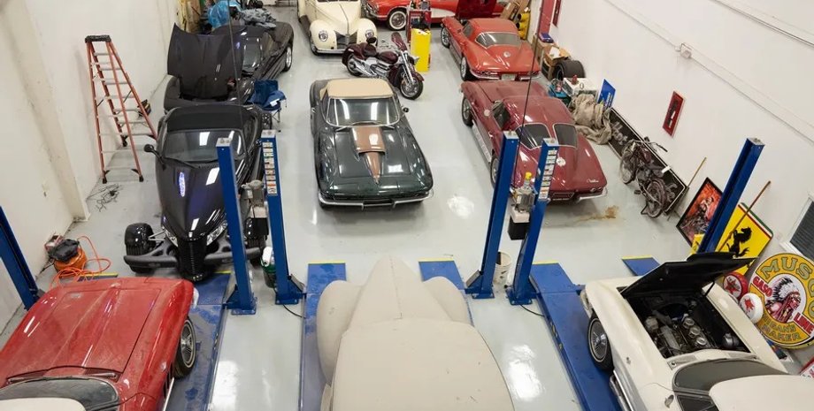 колекція ретро-авто, колекція авто, Chevrolet Corvette, Ford V8, Dodge Challenger, Lincoln Continental