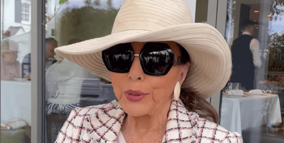 Джоан Коллинз , кафе