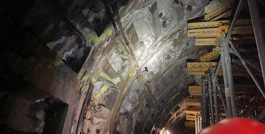 синя гілка метро, київське метро, метро Київ, станції метро Київ