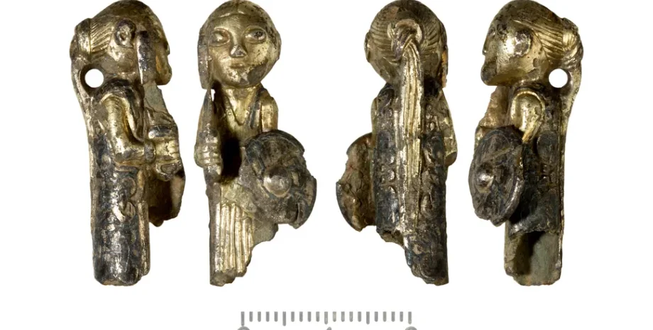 статуэтка артефакт валькирия находка женщина оружие меч щит