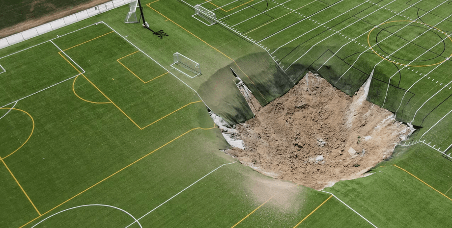 Воронка посеред футбольного поля у США Воронка посеред футбольного поля в США, гігантська воронка, яма, діра, обвал, обвал шахти, грають діти, футбольна команда