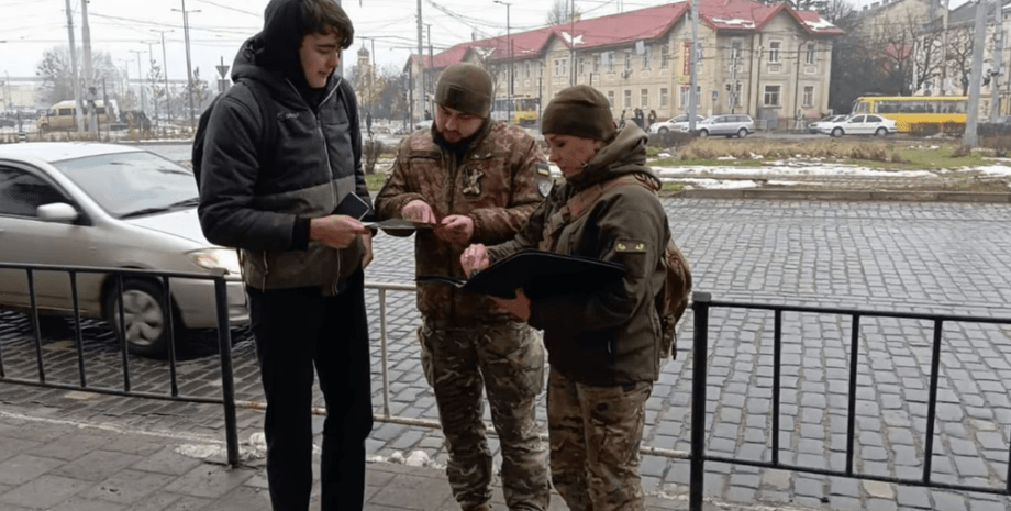 Сотрудники ТЦК остановили парня для проверки документов