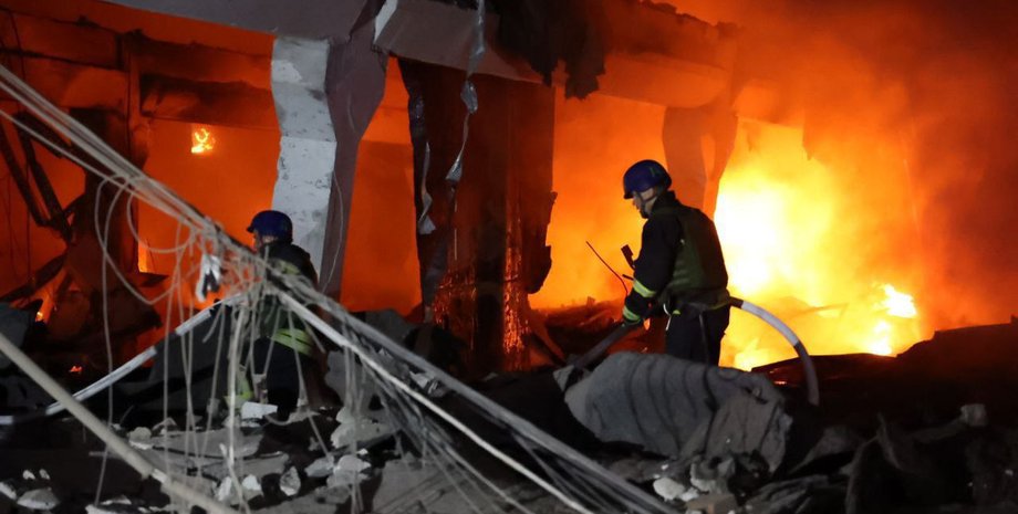 днепр, спасатели, ракетный удар, ГСЧС, пожар, ликвидация